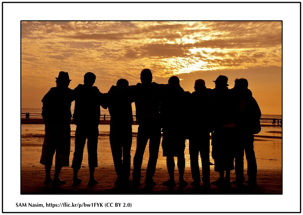 Image showing friends together in front of the sea